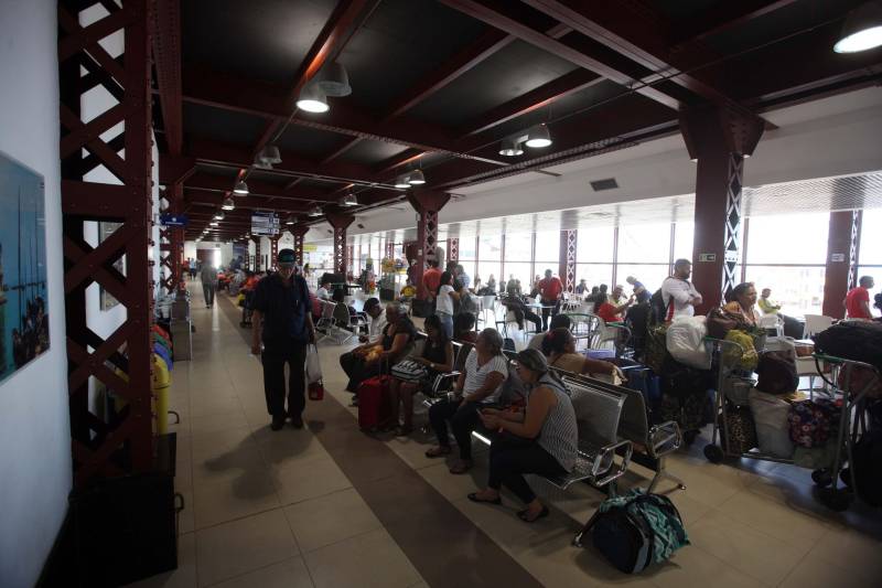 Quem utiliza o Terminal Hidroviário do Porto de Belém “Luiz Rebelo Neto”, seja para chegar ou sair da capital paraense por meio dos rios, há quatro anos sente uma grande diferença ao comparar o local com os demais portos existentes na cidade.
FOTO: SIDNEY OLIVEIRA / AG. PARÁ
DATA: 23.05.2018
BELÉM - PARÁ <div class='credito_fotos'>Foto: Sidney Oliveira/Ag. Pará | <a href='/midias/2018/originais/80d8f029-a6c4-4eec-a937-c440f4bf2033.jpg' download><i class='fa-solid fa-download'></i> Download</a></div>