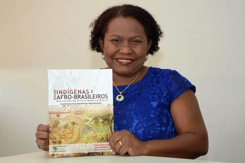 Entre os vários livros didáticos que são distribuídos nas escolas estaduais de Belém, está o “Povos Indígenas e Afro-brasileiros: Um Estudo da Diversidade no Brasil”. De autoria de Creusa dos Santos (foto), Paulo Sérgio Braga e Rildo Ferreira da Costa, o livro é classificado como uma obra transversal, adotado no ensino das disciplinas de Língua Portuguesa, Literatura, História, Geografia e Arte, desde o sexto ano do nível fundamental até o terceiro ano do ensino médio.
FOTO: FERNANDO NOBRE / ASCOM SEDUC
DATA: 02.03.2018
BELÉM - PARÁ <div class='credito_fotos'>Foto: FERNANDO NOBRE/ASCOM SEDUC | <a href='/midias/2018/originais/80e4a959-e6ee-445a-a89b-9a1efb02b9f2.jpg' download><i class='fa-solid fa-download'></i> Download</a></div>