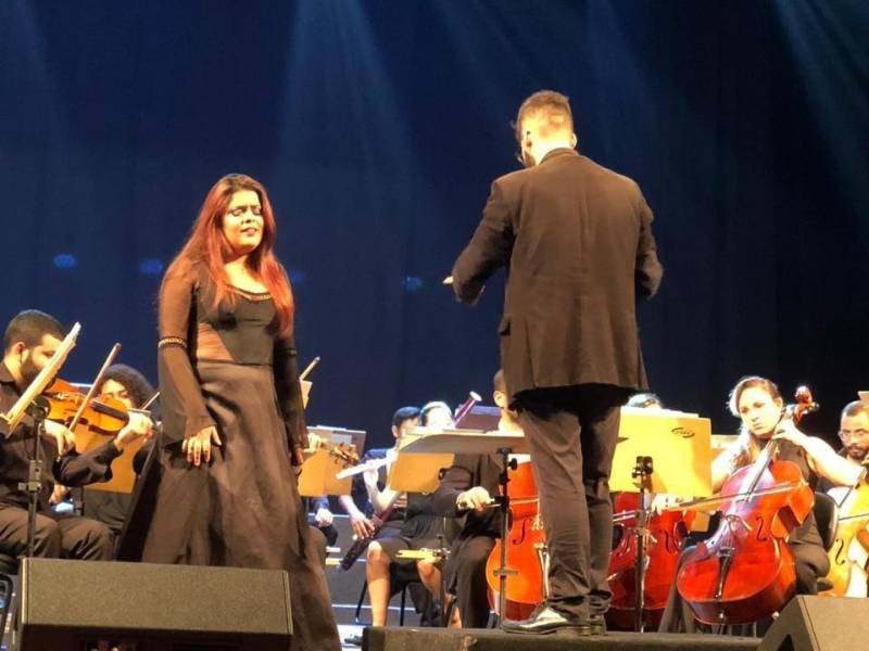 Um concerto (foto) realizado na noite desta quarta-feira, 12, no Theatro da Paz, marcou o encerramento do ano letivo do Instituto Estadual Carlos Gomes (IECG) e o final das atividades administrativas de 2018 da Fundação Carlos Gomes. Na primeira parte do concerto, a atração ficou por conta da Orquestra Acadêmica do IECG, formada por alunos e professores dos cursos técnicos e bacharelado com o objetivo de oferecer aos alunos do curso técnico e do bacharelado do IECG possibilidade de desenvolvimento artístico na prática orquestral. Sob a regência do maestro paulista Pedro Messias, a orquestra acadêmica apresentou trechos de óperas e, em uma parte do espetáculo, dividiu o palco com alguns dos principais cantores líricos que integram o Núcleo de Ópera do Instituto, do qual o jovem maestro é diretor.

FOTO: ASCOM / FCG
DATA: 12.12.2018
BELÉM - PARÁ <div class='credito_fotos'>Foto: ASCOM FCG   |   <a href='/midias/2018/originais/80ee35ad-f20e-439e-95bb-8d8e2785aaed.jpg' download><i class='fa-solid fa-download'></i> Download</a></div>