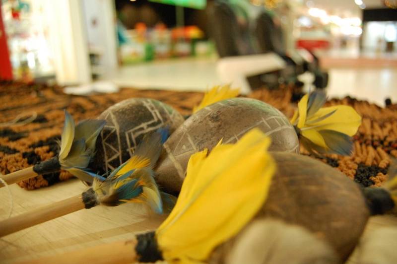 Indígenas da etnia Wai Wai começaram nesta sexta-feira (07) uma exposição de produtos típicos (foto) do artesanato local. Os produtos estão sendo expostos no Rio Tapajós Shopping, localizado na Rodovia Fernando Guilhon (PA-453), em Santarém. A exposição conta com apoio logístico do Centro de Governo do Baixo Amazonas. Os Wai Wai habitam a terra indígena Trombetas-Mapuera, localizada no município de Oriximiná, na margem esquerda do rio Amazonas, no oeste paraense. Historicamente é um povo com atividades alternadas entre a época seca e a época chuvosa, com práticas de auto sustentável na agricultura, caça, pesca e coleta de produtos florestais, dentre estes a Castanha do Pará e a semente de Morototó (Didymopanax morototoni), principais matérias primas que servem para a fabricação de produtos do artesanato.

FOTO: SAMUEL ALVARENGA / ASCOM CRGBA
DATA: 07.12.2018
SANTARÉM - PARÁ <div class='credito_fotos'>Foto: SAMUEL ALVARENGA / ASCOM CRGBA   |   <a href='/midias/2018/originais/80f52f6e-8d92-47a5-95f2-3f08cc977b5f.jpg' download><i class='fa-solid fa-download'></i> Download</a></div>