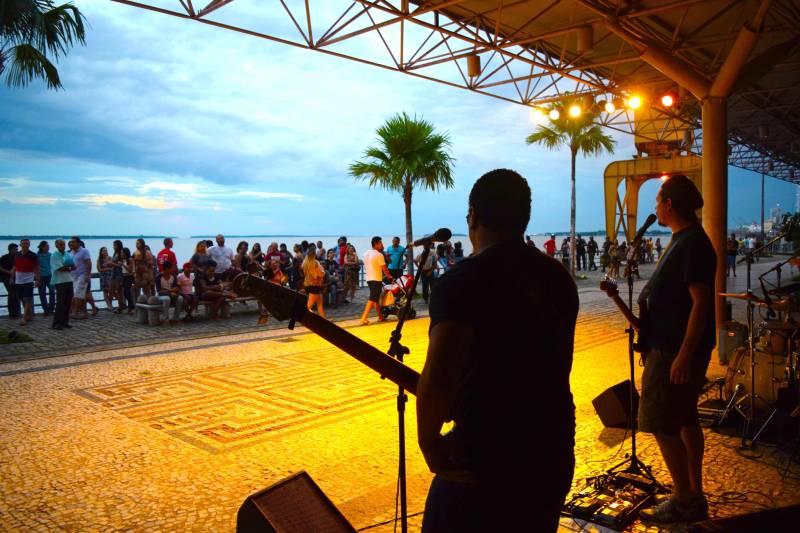 No mês em que é comemorado o Dia Mundial do Rock, a orla do armazém 3 da Estação das Docas vai ser tomada pelos instrumentos deste gênero musical. Durante todos os sábados, sempre às 18h30, a Estação das Docas vai realizar o “Rock na Orla”, projeto que busca apresentar o melhor das bandas paraenses. A programação será aberta neste sábado, 7, com a banda Beatles Forever, reconhecida como o único cover da maior banda de todos os tempo no Norte e Nordeste do país. Fundada em 1988, a banda tem como principal objetivo levar ao público a cultura e a informação através dos sucessos que marcaram a carreira da “The Beatles”. A atual formação conta com os profissionais Tom Menezes (bateria/Ringo Starr), Henrique Souza (baixo/Paul McCartney), Alexandre Macambira (guitarra, violão e gaita/John Lennon) e Marcos Rocha (guitarra e violão/George Harrison). Na foto, a banda Toma Rock.
FOTO: ASCOM / OS PARÁ 2000
DATA: 06.07.2018
BELÉM - PARÁ <div class='credito_fotos'>Foto: ASCOM OS PARÁ 2000 | <a href='/midias/2018/originais/80fdbb79-20f4-4e3b-9f73-e7d4a508727b.jpg' download><i class='fa-solid fa-download'></i> Download</a></div>