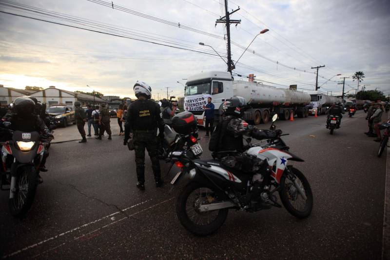 A Secretaria de Estado de Segurança Pública e Defesa Social (Segup) garantiu, em parceria com o Exército Brasileiro, por meio do Comando Militar do Norte, e amparada pelo Decreto número 9.382, de 25 de maio de 2018, o reforço na segurança durante o traslado dos caminhões com combustíveis que saíram do Porto de Miramar para o município de Santa Maria do Pará.
FOTO: THIAGO GOMES / AG. PARÁ
DATA: 29.05.2018
MARITUBA - PARÁ <div class='credito_fotos'>Foto: Thiago Gomes /Ag. Pará | <a href='/midias/2018/originais/80fe2357-5ee3-4a88-a6b4-90e9801b74c4.jpg' download><i class='fa-solid fa-download'></i> Download</a></div>
