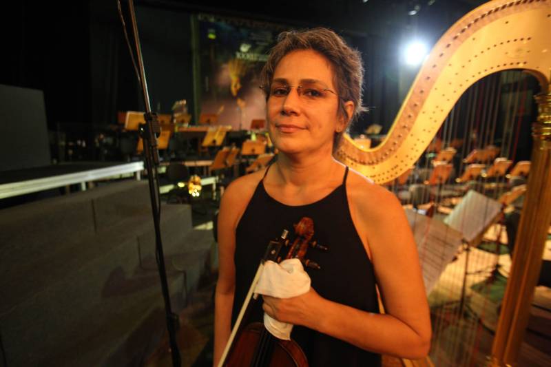 O primeiro dia de apresentações para o público do XXXI Festival Internacional de Música do Pará (Fimupa) encerrou de forma triunfal e da maneira que melhor traduz o festival: com a apresentação da Orquestra Acadêmica desta edição, formada por musicistas paraenses, instrumentistas de diversos países, acadêmicos do curso de graduação em música da Universidade Estadual do Pará e crianças, que iniciaram há pouco tempo os estudos de música no Instituto Estadual Carlos Gomes. Com a mistura do popular com o erudito, o compositor e maestro carioca Tim Rescala levou ao palco a suíte orquestral “Velho Chico”, trilha sonora da novela da Rede Globo, de sua autoria. Na foto, o concerto teve ainda a participação da violinista Carla Rincón, indicada ao Grammy Latino e a diversos prêmios, ela não poupou elogios ao Pará e aos brasileiros
FOTO: MARCELO LELIS / AG. PARÁ
DATA: 03.05.2018
BELÉM - PARÁ <div class='credito_fotos'>Foto: Marcelo Lelis / Ag. Pará | <a href='/midias/2018/originais/81057813-3229-4fe9-b278-260320ca8dcb.jpg' download><i class='fa-solid fa-download'></i> Download</a></div>