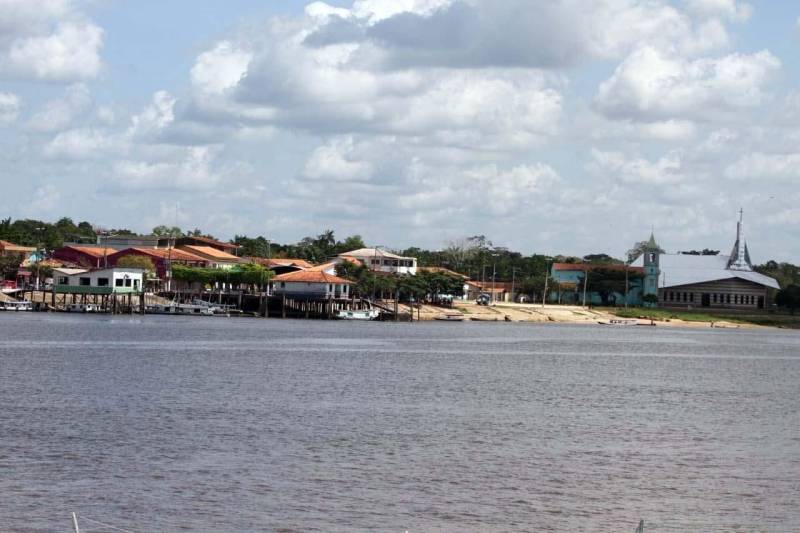 As ruas do bairro Ponto Certo, no município de São Domingos do Capim (foto), no nordeste paraense, ganharão maior mobilidade e segurança. O chão de terra vermelha dará lugar à pavimentação, por meio do programa Asfalto na Cidade, trazendo mais qualidade de vida aos seus moradores e fluidez no trânsito. A ordem de serviço que garante o início das obras foi entregue neste sábado (30), durante evento realizado no salão paroquial da comunidade do Perpétuo Socorro. A cerimônia contou com a participação de representantes do governo do Estado, parlamentares, comunidade e autoridades locais. Ao todo serão asfaltados quatro quilômetros de vias, totalizando um investimento de mais de R$ 2,1 milhões. O município é um dos 142 que já aderiram ao programa Municípios Sustentáveis, da Secretaria Extraordinária de Estado de Municípios Sustentáveis (Semsu). A iniciativa atua no fortalecimento das gestões municipais como uma das ferramentas para o desenvolvimento do Estado. A pavimentação de vias urbanas é fruto das articulações e agenda compartilhada entre o Estado e as prefeituras municipais, dentro do PMS.
FOTO: CRISTINO MARTINS / AG. PARÁ
DATA: 30.06.2018
SÃO DOMINGOS DO CAPIM - PARÁ <div class='credito_fotos'>Foto: Cristino Martins/Ag. Pará | <a href='/midias/2018/originais/8105f3e7-1354-4845-980e-293f98ab1252.jpg' download><i class='fa-solid fa-download'></i> Download</a></div>