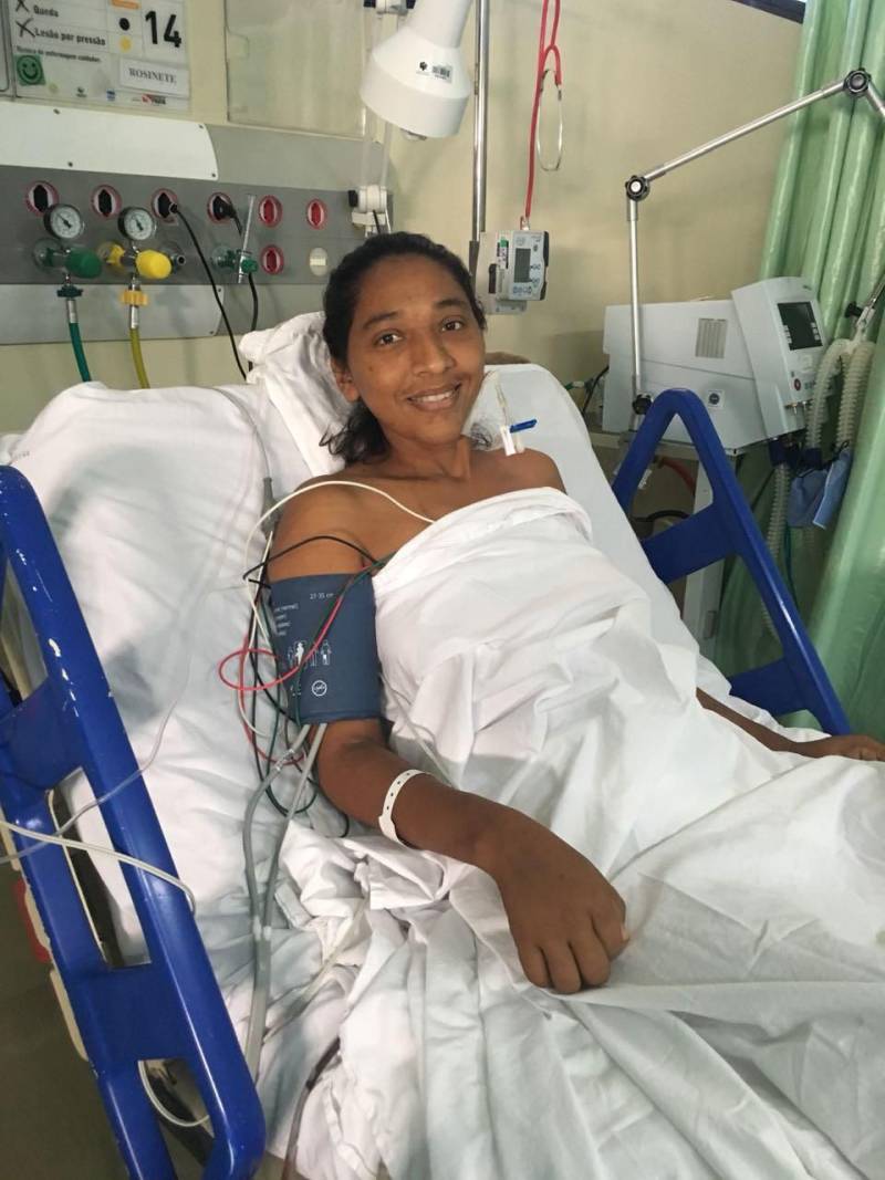 “Quando me ligaram para informar sobre o transplante, eu aceitei na hora. Foi a maior comemoração lá em casa! Espero que eu volte a ter uma vida normal, de pessoa normal, que trabalha e que estuda”, comemora Mariane Pinheiro Nobre (foto), de 35 anos, paciente do primeiro transplante de rim com doador falecido realizado em um município do interior da Amazônia. O procedimento aconteceu no Hospital Regional do Baixo Amazonas (HRBA), em Santarém (PA). Mariane fazia hemodiálise há quatro anos. Após muitas dores, mal estar e febre, ela foi diagnosticada com insuficiência renal. “Na primeira consulta, o médico já me internou, disse que eu estava com um problema muito sério no meu rim. No outro dia comecei a diálise”, lembra. Agora, ela comemora o transplante. “Minha vida vai mudar. Vou poder beber água à vontade! Sentia muita sede”.
FOTO: ASCOM / HRBA
DATA: 30.05.2018
SANTARÉM - PARÁ <div class='credito_fotos'>Foto: Ascom HRBA | <a href='/midias/2018/originais/810c8c48-1335-4520-819c-0ce867871d8c.jpg' download><i class='fa-solid fa-download'></i> Download</a></div>