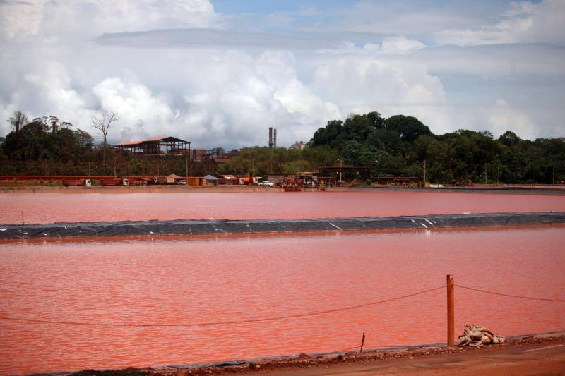 Por conta do não cumprimento do prazo de 48 horas dado pelo Governo do Estado para que a Hydro (foto) reduzisse os níveis das bacias de resíduos ao nível de pelo menos um metro, a Secretaria de Meio Ambiente e Sustentabilidade (Semas) notifica a empresa, na manhã desta terça-feira (27), com a determinação de que reduza a produção da refinaria em 50%. A Semas também triplicará a multa definida anteriormente, cumprindo a legislação ambiental em vigor, chegando a cerca de R$ 1 milhão por dia de descumprimento (300 mil Unidades de Padrão Fiscal). A empresa informou formalmente que reduziu os índices, mas não integralmente no total determinado de um metro. A determinação de redução emitida pela Semas reforça ainda que devem ser mantidos e ampliados os esforços para tratamento dos efluentes e de redução dos níveis das bacias. As equipes da Semas permanecem em campo 24 horas, trabalhando em conjunto com a Defesa Civil e outros órgãos, monitorando a situação.
FOTO: IGOR BRANDÃO / AG. PARÁ
DATA: 24.02.2018
BARCARENA - PARÁ <div class='credito_fotos'>Foto: IGOR BRANDÃO / AG. PARÁ | <a href='/midias/2018/originais/810d353f-bbbc-477e-8cbe-9a1113ce9772.jpg' download><i class='fa-solid fa-download'></i> Download</a></div>