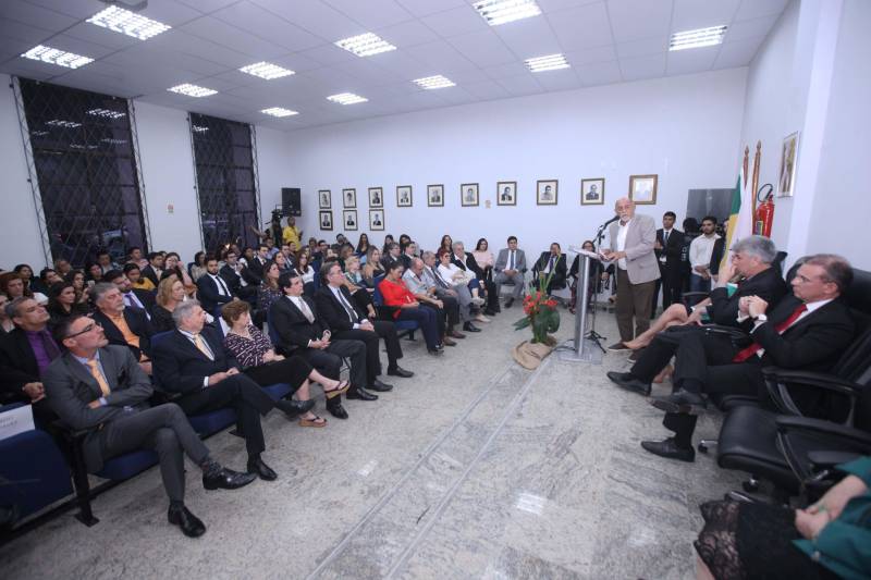 O Governo do Estado fez a entrega das novas instalações do prédio-sede da Procuradoria-Geral do Estado do Pará (PGE/PA), em Batista Campos, Belém, nesta quinta-feira (5). que envolvem obras de reforma e ampliação do órgão. Durante a cerimônia, o governador Simão Jatene (foto) assinou o Projeto de Lei que altera a Lei nº 6.813, de 25 de janeiro de 2017, que dispõe sobre a estruturação do Quadro de Apoio da PGE, a fim de ser encaminhado para apreciação à Assembleia Legislativa do Estado, em regime de urgência. O projeto propõe a transformação e a criação de novos cargos do quadro de servidores da atividade-meio, os quais poderão, inclusive, prestar apoio às atividades desenvolvidas pelos procuradores junto às secretarias de Estado. Os cargos serão ocupados por meio de concurso, na medida do interesse público e da disponibilidade orçamentária do Estado. As alterações propostas no Projeto de Lei devem-se às demandas judiciais expressivas das atividades da PGE e a anseios da categoria, como a reorganização da carreira em classes e referências, com definição de critérios para progressão e enquadramento funcional. A cerimônia teve a presença do procurador-geral do Estado, Ophir Cavalcante Junior, presidente da Associação dos Procuradores do Estado do Pará (Apepa), Ary Lima Cavalcanti, presidente da Associação dos Servidores da Procuradoria-Geral do Estado do Pará (ASPGE), Brunna Valescka de Carvalho Silva, procuradores e servidores da instituição.
FOTO: CRISTINO MARTINS / AG. PARÁ
DATA: 05.04.2018
BELÉM - PARÁ <div class='credito_fotos'>Foto: Cristino Martins/Ag. Pará | <a href='/midias/2018/originais/810f710b-2923-4cdd-9130-ff5e66e61306.jpg' download><i class='fa-solid fa-download'></i> Download</a></div>