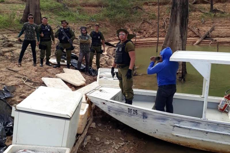 Em mais um final de semana de fiscalização na região do Lago de Tucuruí, no sudeste paraense, equipes do Instituto de Desenvolvimento Florestal e da Biodiversidade (Ideflor-bio) apreenderam mais duas toneladas de peixe retiradas ilegalmente da região. Ao todo, já são três toneladas apreendidas só em novembro. Além do pescado, foram apreendidos também utensílios irregulares de pesca, como malhadeiras e arpões.
FOTO: ASCOM IDEFLOR
DATA: 19.11.2018
TUCURUÍ - PARÁ <div class='credito_fotos'>Foto: Ascom Ideflor | <a href='/midias/2018/originais/811c0d71-73f3-4b41-8b5f-a0623cf3de54.jpg' download><i class='fa-solid fa-download'></i> Download</a></div>