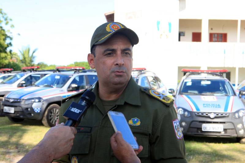 O município de Salinópolis, no nordeste do estado, recebeu nesta quinta-feira, 21, um reforço precioso para o período de férias que se aproxima. O governo do estado entregou 18 novos veículos para reforçar a segurança do município e cidades próximas. A entrega foi feita pelo comandante geral da Polícia Militar do estado, coronel Hilton Benigno (foto), acompanhado do presidente da Assembleia Legislativa, deputado Márcio Miranda, e do prefeito de Salinópolis, Pedro Henrique.
FOTO: RODOLFO OLIVEIRA / AG. PARÁ
DATA: 21.06.2018
SALINÓPOLIS - PARÁ <div class='credito_fotos'>Foto: Rodolfo Oliveira/Ag. Pará | <a href='/midias/2018/originais/811caffd-5629-4868-abd9-dfde93fc883b.jpg' download><i class='fa-solid fa-download'></i> Download</a></div>