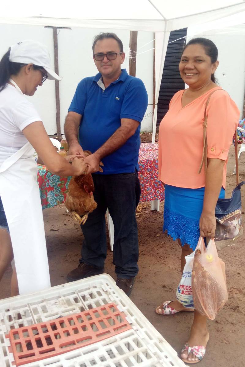 Valorizar o trabalho do pequeno produtor, com a venda direta ao consumidor, é o principal objetivo da I Feira da Agricultura Familiar e Artesanato de Marapanim, no nordeste paraense, realizada até sábado (31).
FOTO: ASCOM EMATER
DATA: 01.04.2018
MARAPANIM - PARÁ <div class='credito_fotos'>Foto: ASCOM EMATER | <a href='/midias/2018/originais/812031a2-f342-454f-9734-d1f2f26d5940.jpg' download><i class='fa-solid fa-download'></i> Download</a></div>