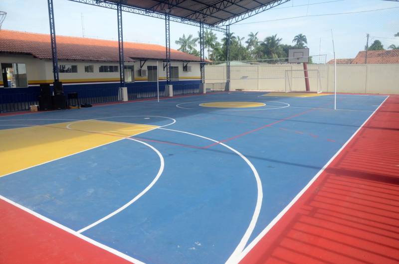 Como parte de um ciclo de empreendimentos visando fortalecer a aprendizagem na rede estadual de ensino, incrementado nesta gestão do governador Simão Jatene, a Secretaria de Estado de Educação (Seduc) entregou, neste sábado (29), a reforma e ampliação da Escola Estadual Agostinho de Moraes Oliveira (foto), no Município de Inhangapi, no nordeste do Estado. As obras na Escola Agostinho Moraes de Oliveira foram viabilizadas mediante convênio entre o Governo do Estado e a Prefeitura Municipal. Orçados em mais de R$ 2 milhões, os serviços deram uma nova configuração para a unidade de ensino, para o atendimento de 420 estudantes que passam a dispor de modernas salas de aula, espaços para pesquisa e atividades monitoradas e outras instalações e equipamentos. Professores e servidores contam com bloco administrativo e espaços específicos para a rotina de trabalho.

FOTO: FERNANDO NOBRE / ASCOM SEDUC
DATA: 29.12.2018
INHANGAPI - PARÁ <div class='credito_fotos'>Foto: FERNANDO NOBRE/ASCOM SEDUC   |   <a href='/midias/2018/originais/812581bc-ef0c-475e-8c69-7fe6f23a8bbe.jpg' download><i class='fa-solid fa-download'></i> Download</a></div>