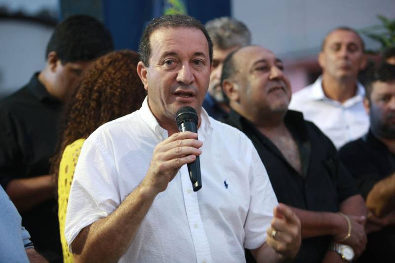 O Governo do Pará garante mais investimentos em segurança, infraestrutura e regularização fundiária ao município de Capanema, no nordeste paraense. Na noite desta segunda-feira (4) foram entregues novas viaturas para a Polícia Militar e assinados convênios e ordens de serviço para novas obras na cidade. Na foto, o presidente da Alepa, deputado Márcio Miranda.

FOTO: MÁCIO FERREIRA / AG. PARÁ
DATA: 04.06.2018
CAPANEMA - PARÁ <div class='credito_fotos'>Foto: MÁCIO FERREIRA/ AG. PARÁ   |   <a href='/midias/2018/originais/813f41ff-0ec9-4b8d-82f7-0e7027232975.jpg' download><i class='fa-solid fa-download'></i> Download</a></div>