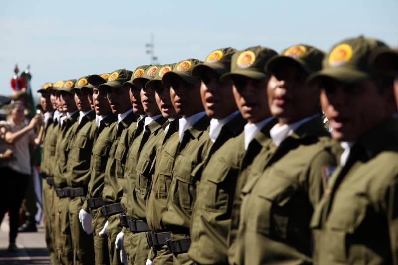 A cerimônia de formatura dos novos praças da Polícia Militar ocorreu na manhã desta segunda-feira (9), simultaneamente, em Belém e outros seis municípios paraenses: Santa Izabel, Castanhal, Barcarena, Capanema, Bragança e Tucuruí. Em Parauapebas, Marabá, Breves, Soure e Conceição do Araguaia, a formatura será celebrada na quinta-feira, dia 12. Na sexta-feira, dia 13, é a vez de Santarém, Altamira, Paragominas e Itaituba. O governador Simão Jatene presidiu a cerimônia de formatura no Portal da Amazônia, bairro da Cidade Velha, em Belém. Milhares de familiares dos formandos lotaram o espaço para entregar aos novos policiais militares seus diplomas de conclusão de curso.
FOTO: SIDNEY OLIVEIRA / AG. PARÁ
DATA: 09.07.2018
BELÉM - PARÁ <div class='credito_fotos'>Foto: Sidney Oliveira/Ag. Pará | <a href='/midias/2018/originais/814411cd-d9b4-4ad3-9365-b5d40e2ed05f.jpg' download><i class='fa-solid fa-download'></i> Download</a></div>