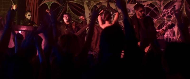 A partir desta quinta-feira (8), às 20h, o longa paraense “A Besta Pop” (foto) entra na grade de filmes das sessões regulares do Cine Líbero Luxardo, da Fundação Cultural do Pará (FCP). A entrada é gratuita para estudantes na sessão de estreia. Num futuro distópico, durante o último dia que antecede o apocalipse, em meio à implementação de um governo totalitarista e à alienação social, um grupo de jovens decide burlar o toque de recolher, buscando escapar do tédio de suas vidas. Devido a isto, eles têm seus destinos entrelaçados no melhor lugar para estar no fim do mundo: a festa “A Besta Pop”. O filme aborda um universo surrealista, frenético e atemporal que tem referências em filmes como: “Akira”, “Blade Runner” e em literaturas de distopias clássicas como “Neuromancer”. O conceito da arte do filme propõe um futuro construído a partir de referências da década de 80.

FOTO: REPRODUÇÃO
DATA: 07.11.2018
BELÉM - PARÁ <div class='credito_fotos'>Foto: REPRODUÇÃO   |   <a href='/midias/2018/originais/814aa2fd-7473-4c57-9f6f-061c4e656025.jpg' download><i class='fa-solid fa-download'></i> Download</a></div>
