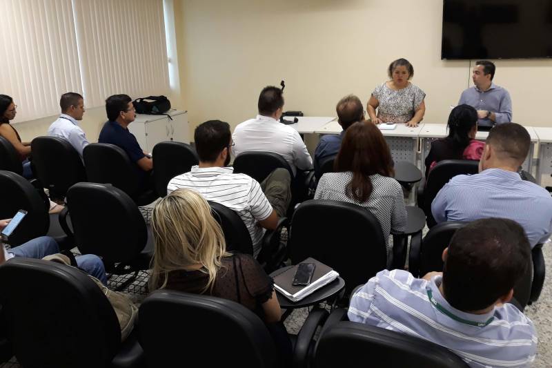Um Grupo de Regulação Regional foi criado, na manhã desta sexta-feira (20), para tratar sobre questões envolvendo o atual sistema de regulação da saúde pública do Baixo Amazonas. A proposta foi definida em audiência na sede do Ministério Público Estadual. O setor passa a ser descentralizado de Belém. Ele sai das dependências do Hospital Regional do Baixo Amazonas (HRBA) e vai para o 9º Centro Regional da Secretaria de Estado de Saúde Pública (9º CRS/SESPA), com sede em Santarém. A decisão partiu de um Grupo de Trabalho criado para analisar e encontrar soluções para desafogar e dar andamento ao sistema na região. O GT é composto pelo Centro Regional de Governo do Baixo Amazonas, por meio da Coordenação da Área de Saúde, a classe médica e outros profissionais da área de saúde e gestão, o Hospital Regional do Baixo Amazonas (HRBA), o Instituto Panamericano de Gestão (IPG), Organização Social que administra o Hospital Municipal de Santarém e a Unidade de Pronto Atendimento 24 Horas, o Conselho Municipal de Saúde e o Ministério Público Estadual. "A regulação sai do Hospital Regional e virá para o Núcleo Regional da Sespa para que a gente comece a fazer os agendamentos para melhor acompanhar. A regulação que se encontra em Belém irá voltar para Santarém. A partir de agora todo esse sistema será regulado pelos médicos de Santarém; a questão de leitos, cirurgias, etc. A nossa expectativa é a melhor possível, porque todo esse trabalho que está sendo feito em conjunto é para melhorar o acesso do nosso usuário", informou Nilson Silva, diretor do 9º CRS/SESPA.
FO5TO: SAMUEL ALVARENGA / AG PARÁ
DATA: 20.04.2018
LOCAL: SANTARÉM - PARÁ <div class='credito_fotos'>Foto: SAMUEL ALVARENGA/AG.PARÁ | <a href='/midias/2018/originais/814cb444-6b88-486c-ad76-caddfbcabc5e.jpg' download><i class='fa-solid fa-download'></i> Download</a></div>
