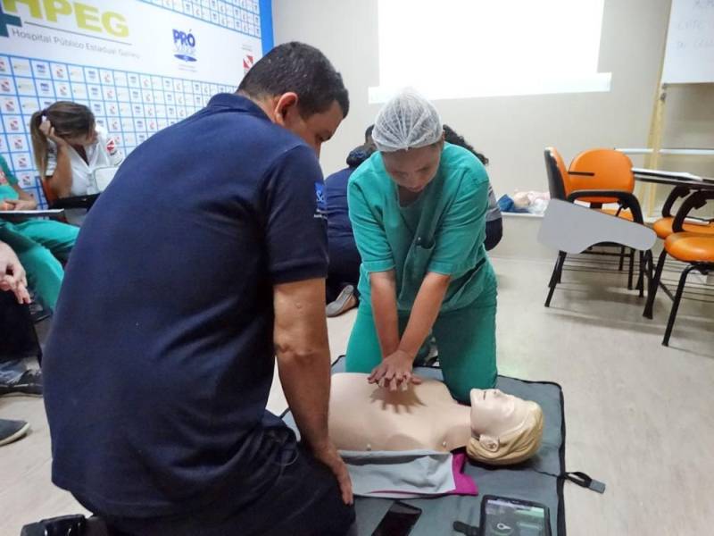 Segurança e prevenção. Essas são palavras que vão ficar na cabeça dos colaboradores do Hospital Público Estadual Galileu (HPEG), localizado em Belém (PA), que fazem parte da brigada de incêndio da unidade. O treinamento (foto), com carga horária de 20h, foi iniciado no dia 24 e encerrou nesta sexta-feira (27) com o técnico em Segurança do Trabalho e bombeiro civil, Jean Farias, e a técnica de enfermagem e bombeira civil, Alessandra Rodrigues. “Neste curso, o diferencial foi ensinarmos sobre primeiros socorros e plano de abandono da unidade, também estamos treinando a brigada para combater princípios de incêndio para que, caso ocorra um sinistro, o fogo não se alastre”, explicou a bombeira civil, Alessandra Rodrigues.
FOTO: ASCOM / HPEG
DATA: 27.04.2018
BELÉM - PARÁ <div class='credito_fotos'>Foto: ASCOM / HPEG | <a href='/midias/2018/originais/8152ea0a-30c9-406f-ba6b-9d57dad3bbc5.jpg' download><i class='fa-solid fa-download'></i> Download</a></div>