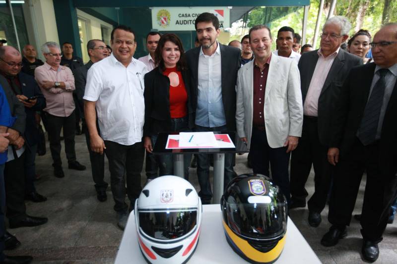 Polícia Militar, Guarda Municipal e Secretarias Municipais de Segurança Pública de 17 cidades do interior paraense receberam motos para ampliar o policiamento ostensivo e para atender ocorrências em suas sedes. Os veículos adquiridos pelo Governo do Estado são provenientes de emenda parlamentar de três deputados da Assembleia Legislativa do Pará (ALEPA), e entregues (foto) nesta segunda-feira (28) durante cerimônia na sede da Casa Civil, em Belém. Ao todo foram entregues 44 motos do modelo Honda XRE 300 CC, todas com kit sinalizador acústico e visual, rastreador, dois capacetes e queixeiras. Prefeitos, secretários de segurança, representantes das polícias, guardas municipais e deputados estiveram presentes na solenidade e ressaltaram a importância de ampliar a frota de veículos para dar apoio a segurança dos municípios.
FOTO: MÁCIO FERREIRA / AG. PARÁ
DATA: 28.05.2018
BELÉM - PARÁ <div class='credito_fotos'>Foto: MÁCIO FERREIRA/ AG. PARÁ | <a href='/midias/2018/originais/81544cfa-ac66-4edb-8658-0c113701bc7c.jpg' download><i class='fa-solid fa-download'></i> Download</a></div>