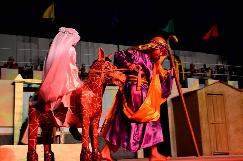 Um espetáculo de luz, que destaca esperança e alegria, será apresentado por mais de 100 crianças que participaram das oficinas de iniciação artística do Curro Velho, núcleo da Fundação Cultural do Pará (FCP). Intitulado “Pesquei um lampião e viajei o mundo”, o espetáculo será encenado na sexta-feira (7) e no sábado (8), a partir das 18 h, no Núcleo de Oficinas Curro Velho, no bairro do Telégrafo, em Belém.

FOTO: ASCOM FCP
DATA: 06.12.2018
BELÉM - PARÁ <div class='credito_fotos'>Foto: ASCOM FCP   |   <a href='/midias/2018/originais/8156a005-6bd6-46d9-94a0-c3d87c8d0a73.jpg' download><i class='fa-solid fa-download'></i> Download</a></div>