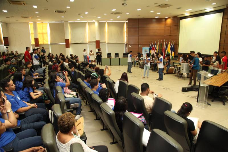 A culminância do Projeto Direitos Humanos em Cena e do Programa Trabalho Justiça e Cidadania (TJC), desenvolvidos com alunos da rede pública de ensino de Belém, ocorreu na manhã desta terça-feira (20). As ações são realizadas pelo Governo do Pará, por meio da Secretaria de Estado de Justiça e Diretos Humanos (Sejudh)/Coordenadoria de Enfrentamento ao Tráfico de Pessoas e ao Trabalho Escravo, em parceria com o Tribunal de Justiça do Pará e Associação dos Magistrados da Justiça do Trabalho (Amatra 8).
FOTO: WAGNER ALMEIDA / ASCOM SEJUDH
DATA: 20.11.2018
BELÉM - PARÁ
<div class='credito_fotos'>Foto: Wagner Almeida/ Ascom Sejudh | <a href='/midias/2018/originais/8162225f-23c7-4120-8b7a-b0636f157616.jpg' download><i class='fa-solid fa-download'></i> Download</a></div>
