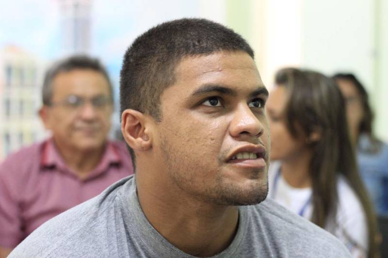 A Superintendência do Sistema Penitenciário do Estado (Susipe), por meio das diretorias de Assistência Biopsicossocial e de Reinserção Social, realizou nesta quinta-feira (13) a premiação do concurso de cartazes em alusão ao Dia "D" de Combate à Tuberculose – 15 de Dezembro -, instituído desde 2016 na Susipe. A data foi criada para ressaltar a necessidade de fomentar os procedimentos operacionais de controle da tuberculose e estabelecer um cronograma regular de atividades educativas em saúde (palestras, oficinas de arte e concursos), que sensibilize servidores e pessoas presas, para maior efetividade nas ações de controle da doença. Na foto, o interno Danilo Barbosa.

FOTO: AKIRA ONUMA / ASCOM SUSIPE
DATA: 13.12.2018
BELÉM - PARÁ <div class='credito_fotos'>Foto: Akira Onuma / Ascom Susipe   |   <a href='/midias/2018/originais/81649e0e-c021-4703-a776-a88a7b74a7f8.jpg' download><i class='fa-solid fa-download'></i> Download</a></div>