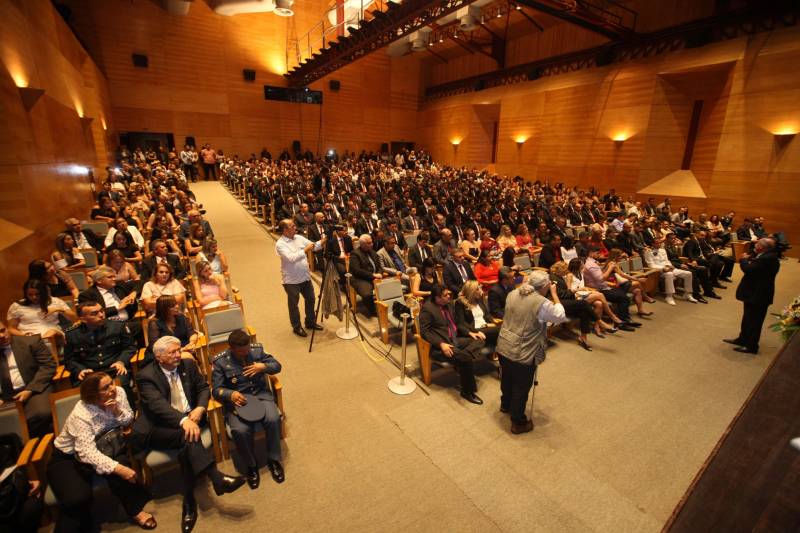 O Pará vai voltar a ter um delegado de polícia para cada município. A posse de 149 novos delegados da Polícia Civil, que aconteceu nesta segunda-feira (26) no Teatro Maria Sylvia Nunes, na Estação das Docas, vai garantir, com sobras, a cobertura completa dos 144 municípios do estado. Aprovados em concurso público, os novos delegados concluíram o curso de Formação da Polícia Civil do Pará no dia 15 deste mês. O curso foi o primeiro do Brasil a incluir sete disciplinas inéditas: Oratória, Atuação Policial frente aos Grupos Vulneráveis, Relacionamento com a Imprensa e Mídias Sociais, Abordagem Psicopatológica do Crime e da Violência, Investigação Financeira no Enfrentamento ao Crime de Lavagem de dinheiro, Noções Básicas de Enfrentamento às Fraudes Veiculares e Linguagem Brasileira de Sinais. O concurso aprovou ainda 300 investigadores, 180 escrivães e 20 papiloscopistas. Os novos policiais civis passaram por quatro meses de formação técnica e profissional na Acadepol. Com a nomeação, o próximo passo será a lotação dos novos servidores públicos nas unidades de Polícia Civil do estado, quando eles saberão em qual região do Pará trabalharão inicialmente.
FOTO: SYDNEY OLIVEIRA / AG. PARÁ
DATA: 26.02.2018
BELÉM - PARÁ <div class='credito_fotos'>Foto: Sidney Oliveira/Ag. Pará | <a href='/midias/2018/originais/81703bac-f77d-4a84-ba01-0c47bc36b9b2.jpg' download><i class='fa-solid fa-download'></i> Download</a></div>