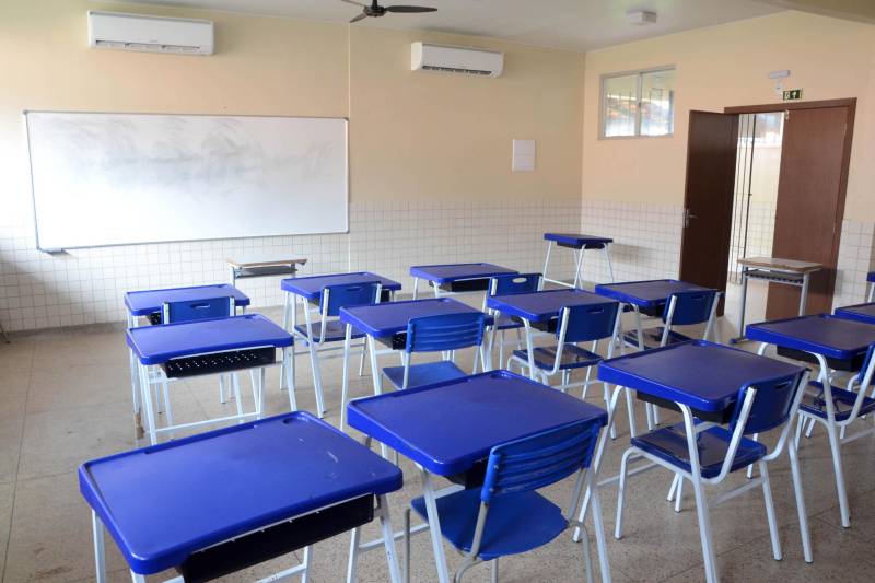 Mais de 600 estudantes contam com um espaço moderno e totalmente revitalizado, com a entrega da Escola de Ensino Médio Salomão Matos (foto), em Salvaterra, no Arquipélago do Marajó. A unidade passou por obras de reforma e ampliação e recebeu, nesta terça-feira (4), a visita da secretária estadual de Educação, Ana Claudia Serruya Hage. “A entrega desta escola é um avanço muito grande, principalmente no termo de infraestrutura. Estamos deixando uma planilha com 142 escolas para próxima gestão entregar em 2019”, destacou a titular da Seduc.

FOTO: FERNANDO NOBRE / ASCOM SEDUC
DATA: 04.12.2018
SALVATERRA - PARÁ <div class='credito_fotos'>Foto: FERNANDO NOBRE/ASCOM SEDUC   |   <a href='/midias/2018/originais/8174369f-ec34-45ac-8d20-4a62deaa6323.jpg' download><i class='fa-solid fa-download'></i> Download</a></div>