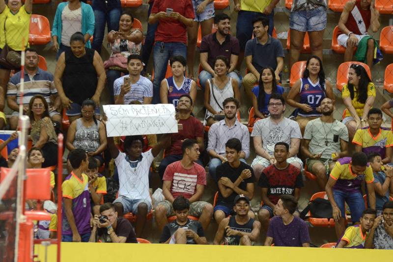 A 60ª edição dos Jogos Estudantis Paraenses (JEPs) encerrou neste domingo (24), na Arena Guilherme Paraense, em Belém. Após dois dias de competições, foram conhecidas as 16 equipes das modalidades coletivas de basquete, volei, futsal e handebol, nas categorias "A" (12 a 14 anos) e "B" (15 a 17 anos) que vão representar o Pará na etapa nacional dos Jogos Escolares da Juventude, em setembro.
FOTO: FERNANDO NOBRE / ASCOM SEDUC
DATA: 24.06.2018
BELÉM - PARÁ <div class='credito_fotos'>Foto: FERNANDO NOBRE/ASCOM SEDUC | <a href='/midias/2018/originais/817eff75-5d8e-4462-b4fd-ed8287fa30e5.jpg' download><i class='fa-solid fa-download'></i> Download</a></div>