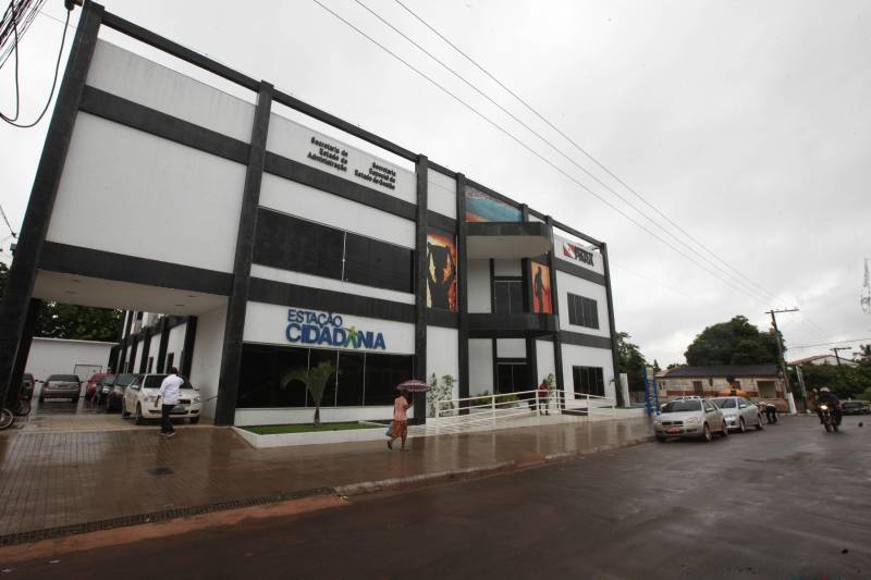“Neste aniversário, comemoramos entregas importantes aos munícipes de Santarém, como o Hospital Regional do Baixo Amazonas, que hoje é considerado um dos dez hospitais de melhor qualidade do Brasil, além das inaugurações da Estação Cidadania (foto), da Escola Técnica, do curso de Medicina, da ampliação da rodovia Fernando Guilhon - com a sua duplicação até o trevo de Alter do Chão -, assim como a estrada de Alter do Chão, que recebeu investimentos com acostamento e ciclofaixa, com a obra em pleno andamento”, citou Olavo das Neses.
FOTO: CRISTINO MARTINS / ARQUIVO AG. PARÁ
DATA: 21.06.2018
SANTARÉM - PARÁ <div class='credito_fotos'>Foto: Cristino Martins/Ag. Pará | <a href='/midias/2018/originais/81805827-91f5-4d20-8c59-36f8ef99b35e.jpg' download><i class='fa-solid fa-download'></i> Download</a></div>