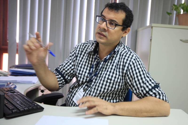 Um dos principais medos de quem adquire uma necessidade especial ao longo da vida é deixar de realizar, com a mesma facilidade, coisas que até então eram simples para si, como por exemplo, dirigir um veículo. Mas, desde 2013, a compra de veículo automotor novo por pessoas com alguma deficiência, seja ela física, visual, mental (severa ou profunda) ou com autismo, diretamente ou por intermédio de seu representante legal, está isenta de recolher Imposto sobre Operações Relativas à Circulação de Mercadorias e sobre Prestações de Serviços de Transporte Interestadual, Intermunicipal e de Comunicação (ICMS). Na foto, Fábio Vieira, auditor fiscal da Secretaria da Fazenda do Pará.
FOTO: RODOLFO OLIVEIRA / AG. PARÁ
DATA: 27.04.2018
BELÉM - PARÁ <div class='credito_fotos'>Foto: Rodolfo Oliveira/Ag. Pará | <a href='/midias/2018/originais/8180e54b-5413-43d4-a5a5-7baada954dd0.jpg' download><i class='fa-solid fa-download'></i> Download</a></div>
