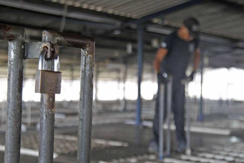 A Superintendência do Sistema Penitenciário do Estado (Susipe) adquiriu novos equipamentos para reforçar a segurança nas 46 unidades prisionais do Estado. Foram investidos cerca de R$ 10 milhões do total de recursos destinados ao Pará pelo Fundo Penitenciário Nacional (Funpen), em 2017 - o montante foi de mais de R$ 44 milhões de reais. O recurso foi utilizado na compra de rádios comunicadores, raquetes, algemas, banquetas e equipamentos de raio x, furgão-cela, caminhão-cela, contratação de serviço de bloqueio de celular e equipamentos de tecnologia da informação, além de armamento que será utilizado pelos novos agentes prisionais concursados.
FOTO: AKIRA ONUMA / ASCOM SUSIPE
DATA: 09.03.2018
BELÉM - PÁRA <div class='credito_fotos'>Foto: Akira Onuma / Ascom Susipe | <a href='/midias/2018/originais/8182069b-777a-4ceb-8b6d-02f83529cd8a.jpg' download><i class='fa-solid fa-download'></i> Download</a></div>
