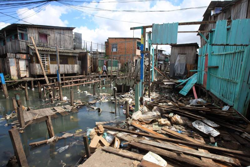 Mais de 130 benfeitorias que foram construídas de maneira irregular sobre o canal do Tucunduba foram retiradas para dar início às obras da segunda etapa do projeto de saneamento integrado da bacia do Tucunduba, que vai beneficiar 250 mil moradores dos bairros de Canudos, Guamá, Terra Firme e Marco.
FOTO: RODOLFO OLIVEIRA / AG. PARÁ
DATA: 16.05.2018
BELÉM - PARÁ <div class='credito_fotos'>Foto: Rodolfo Oliveira/Ag. Pará | <a href='/midias/2018/originais/81837505-2950-44fd-ac68-965516507a85.jpg' download><i class='fa-solid fa-download'></i> Download</a></div>