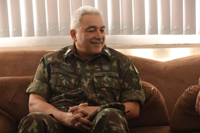 O governador Simão Jatene recebeu na manhã desta sexta-feira (20) o comandante Militar do Norte, general de Exército Carlos Alberto Neiva Barcellos. Na oportunidade, o militar anunciou a troca de comando da instituição e apresentou o novo titular, o general de Exército Paulo Sérgio Nogueira de Oliveira. O encontro ocorreu no Palácio do Governo, em Belém. O general de divisão Anisio David de Oliveira Júnior, comandante da 8ª Região Militar, também participou da visita. O governador deu boas-vindas ao comandante que estará à frente da base no Estado, desejou sucesso no trabalho e destacou a atuação da instituição na Amazônia. O general Barcellos deixa o CMN para assumir nova responsabilidade como comandante logístico do Exército, em Brasília (DF).
FOTO: SIDNEY OLIVEIRA / AG. PARÁ
DATA: 20.04.2018
BELÉM - PARÁ <div class='credito_fotos'>Foto: Sidney Oliveira/Ag. Pará | <a href='/midias/2018/originais/8184c636-0fa5-4adb-ace4-df91010c4ab7.jpg' download><i class='fa-solid fa-download'></i> Download</a></div>