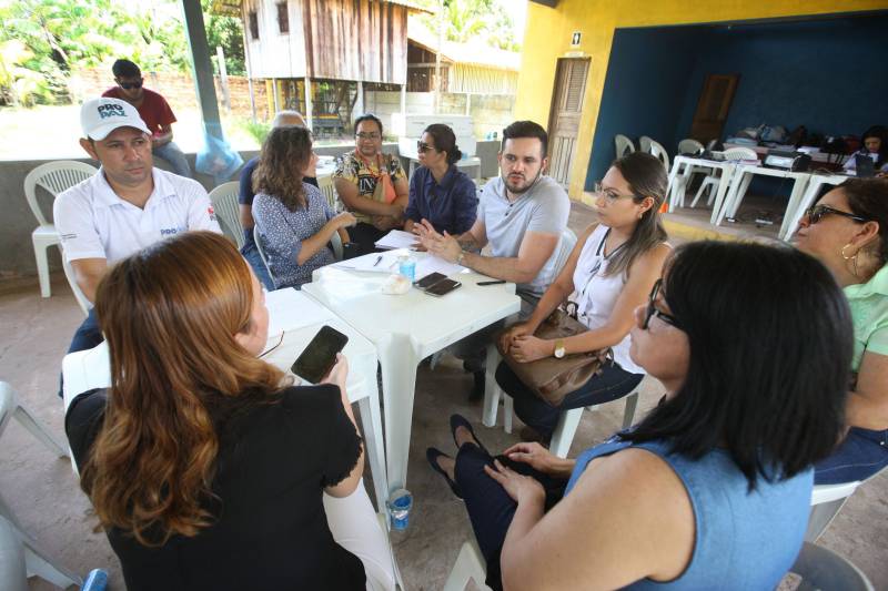 A Fundação Pro Paz iniciou na manhã desta sexta–feira (2), a caravana de saúde que vai dar assistência aos moradores, na comunidade Bom Futuro, em Barcarena. É uma parceria do governo do estado por meio da secretaria de Saúde Pública do Pará (Sespa), Pro Paz e a Secretaria Municipal de Saúde de Barcarena. Na foto, Rodrigo Bentes (c), coordenador de Vigilância Ambiental da Sespa.
FOTO: RODOLFO OLIVEIRA / AG. PARÁ
DATA: 02.02.2018
BARCARENA - PARÁ. <div class='credito_fotos'>Foto: Rodolfo Oliveira/Ag. Pará | <a href='/midias/2018/originais/81951987-8901-43ea-917d-0de8727ba60e.jpg' download><i class='fa-solid fa-download'></i> Download</a></div>