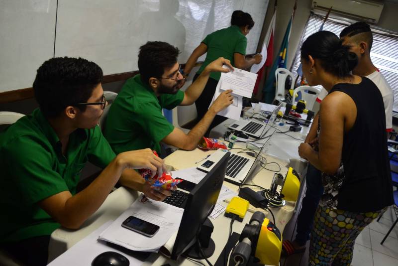 Quase 400 pessoas participaram da ação “Prevenção é Segurança”, realizada nesta sexta-feira (20) pela Secretaria de Estado de Segurança Pública e Defesa Social (Segup), por meio da Diretoria de Prevenção, em frente ao Centro Integrado de Conhecimento (CIC), das 8 às 12 h, no município de Benevides (Região Metropolitana de Belém). Os participantes conheceram os diversos serviços oferecidos por órgãos vinculados à Segup, como as polícias Civil e Militar e o Corpo de Bombeiros Militar do Pará. Na programação houve apresentação dos integrantes do Programa Escola da Vida, mantido pelo Corpo de Bombeiros Militar, e de outras atrações musicais e folclóricas do município. Agentes do Departamento de Trânsito do Estado (Detran) usaram brincadeiras para ensinar às crianças formas corretas de circular em vias públicas. Também foram oferecidos serviços à população, como a emissão de 200 carteiras de identidade e do passe-fácil estudantil, além de atendimento jurídico, massoterapia, limpeza de pele e outros procedimentos.
FOTO: ELIELSON MODESTO / SEGUP
DATA: 20.04.2018
LOCAL: BENEVIDES - PARÁ <div class='credito_fotos'>Foto: Elielson Modesto / Ascom Segup | <a href='/midias/2018/originais/819c9767-8035-4b0b-a9dc-e37912e4707b.jpg' download><i class='fa-solid fa-download'></i> Download</a></div>