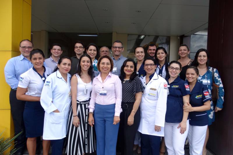 O Hospital Público Estadual Galileu (HPEG), em Belém, recebeu, entre os dias 11 e 12/12, uma visita do Programa Nacional de Qualidade (PNQ) do Sistema Cofen e Conselhos Regionais para avaliar as boas práticas assistenciais prestadas pela equipe de Enfermagem do Hospital. Ao final da visita, a qualidade da assistência do Galileu foi considerada de excelência, o que garantiu a unidade o pioneirismo de se tornar o primeiro hospital SUS do Brasil a ter a enfermagem certificada pela Programa Nacional de Qualidade do Conselho Federal de Enfermagem (Cofen).

FOTO: ASCOM HPEG
DATA: 13.12.2018
BELÉM - PARÁ <div class='credito_fotos'>Foto: ASCOM / HPEG   |   <a href='/midias/2018/originais/81ac1d34-bb8c-449c-b44d-05a96ef68496.jpg' download><i class='fa-solid fa-download'></i> Download</a></div>