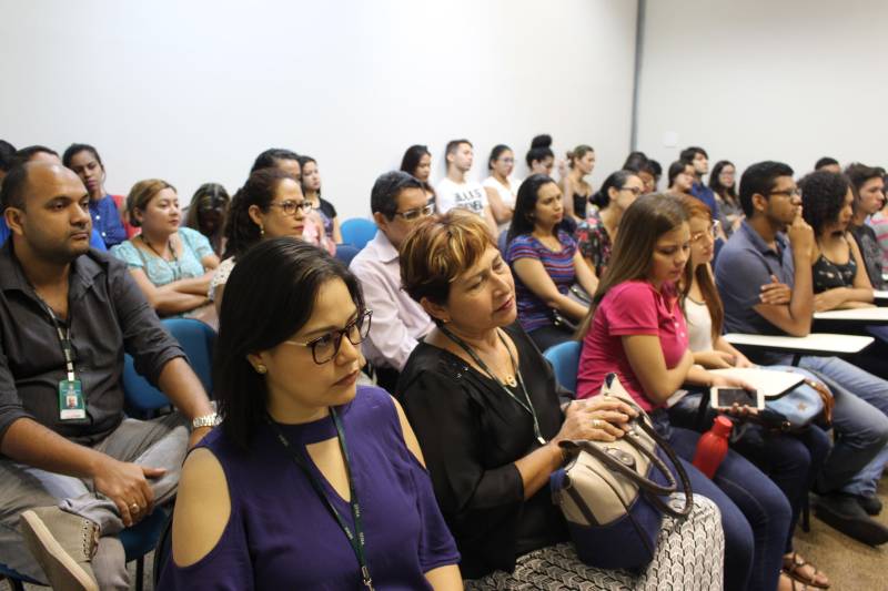 Os cuidados com a proteção do meio ambiente e discussões sobre gestão sustentável dos recursos naturais estiveram na pauta da abertura da Semana do Meio Ambiente, promovida pela Secretaria de Meio Ambiente e Sustentabilidade (Semas) e pelo Instituto de Desenvolvimento Florestal e Biodiversidade (IdeflorBio), nesta terça-feira (5), Dia Mundial do Meio Ambiente, no Planetário, no Centro de Ciências e Planetário da Universidade do Estado do Pará (Uepa). A mesa (foto) que deu início às comemorações ambientais esteve formada por dirigentes de órgãos gestores ambientais e instituição de ensino universitário. A programação continua na quarta-feira (6), no auditório da sede da Semas, com o lançamento do Guia Orientativo: A Educação Ambiental na Gestão Municipal de Meio Ambiente. O encerramento da Semana do Meio Ambiente será com a caminhada Descoberta de Novos Caminhos, no sábado (9), no Parque do Utinga, com início marcado para as 6h. Mais de mil pessoas se inscreveram para participar desta programação.

FOTO: ASCOM / SEMAS
DATA: 05.06.2018
BELÉM - PARÁ <div class='credito_fotos'>Foto: ASCOM SEMAS   |   <a href='/midias/2018/originais/81ad71dc-0906-499e-9004-c66047bda1df.jpg' download><i class='fa-solid fa-download'></i> Download</a></div>