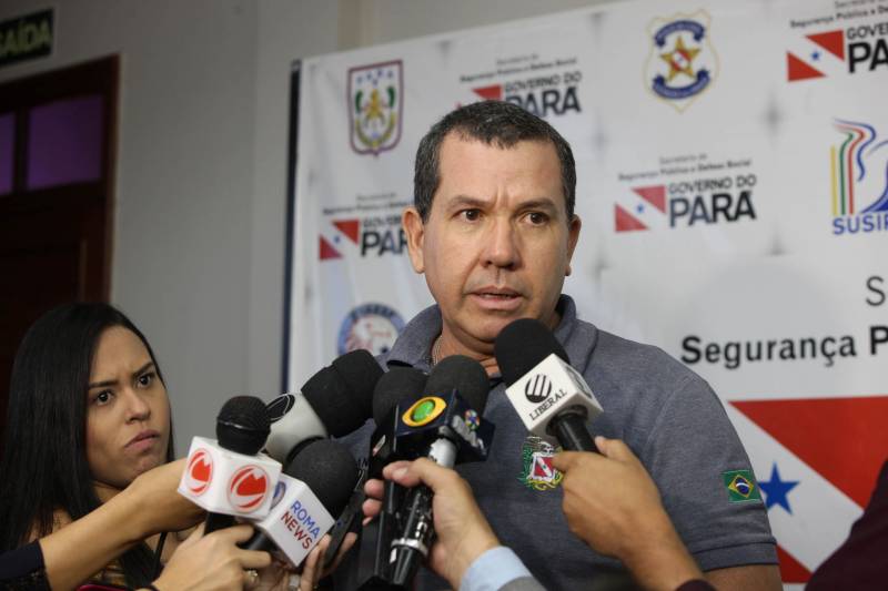 Em reunião realizada na manhã desta segunda-feira (28), na sede da Secretaria de Segurança Pública e Defesa Social do Pará (Segup), órgãos da área de segurança do Estado e de serviços essenciais definiram estratégias de enfrentamento à crise provocada pela greve dos caminhoneiros. De acordo com o coronel André Cunha (foto), secretário adjunto de Gestão Operacional, que esteve pessoalmente reunido com caminhoneiros na tarde deste domingo (27), a categoria garantiu que insumos serão liberados para abastecer as necessidades básicas da população.

FOTO: RODOLFO OLIVEIRA / AG. PARÁ
DATA: 28.05.2018
BELÉM - PARÁ <div class='credito_fotos'>Foto: Rodolfo Oliveira/Ag. Pará   |   <a href='/midias/2018/originais/81ba1749-7757-4de7-afc4-48fb62d00177.jpg' download><i class='fa-solid fa-download'></i> Download</a></div>