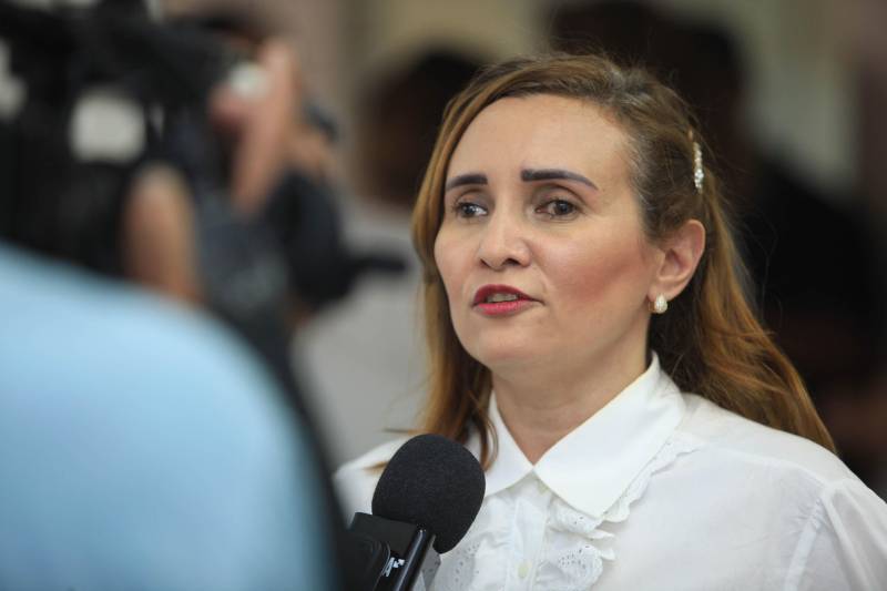 "Hoje vim para uma agenda de inauguração, mas vivi uma experiência de amor, que emana em cada ação dos alunos, professores, direção e de cada um que faz parte desta escola que se torna tão especial porque tem alma". A declaração foi feita pelo governador Simão Jatene, nesta terça, 27, durante a inauguração da obra de reforma e ampliação da Escola Álvares de Azevedo, localizada no Bairro de Batista Campos, em Belém. O governador transformou a inauguração em uma grande confraternização. Passou a tarde na Escola e fez questão de cantar e dançar com os alunos, que expressaram muita gratidão pela obra. Atendendo atualmente 436 alunos, a “Álvares de Azevedo” é uma Unidade Especializada dedicada à educação de estudantes com deficiência visual, e que trabalha nos eixos da educação e da habilitação. Na foto, a professora Núbia Jeanny Ferreira de Freitas.
FOTO: MÁCIO FERREIRA / AG. PARÁ
DATA: 27.03.2018
BELÉM - PARÁ <div class='credito_fotos'>Foto: MÁCIO FERREIRA/ AG. PARÁ | <a href='/midias/2018/originais/81bba65e-c3b8-4909-9f43-dc6781a635a2.jpg' download><i class='fa-solid fa-download'></i> Download</a></div>