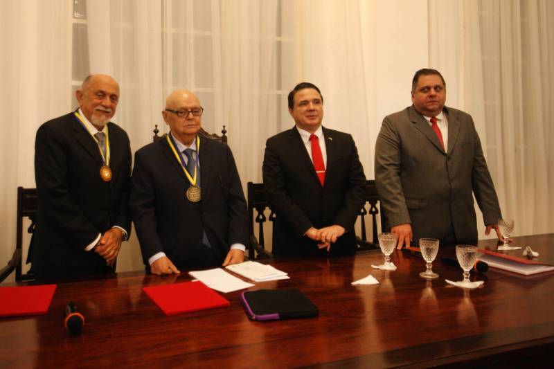 O governador Simão Jatene foi homenageado pela Associação do Corpo Consular no Estado do Pará (ACCP) com a Comenda do Mérito Consular João Clemente Baena Soares. A maior honraria da entidade foi entregue na noite desta quinta-feira (22), no salão nobre do prédio sede da Associação Comercial do Pará (ACP), em Belém. Na foto (E/D), o governador, o embaixador Baena Soares, o presidente da ACCP, João Augusto Lobato Rodrigues e o presidente da Associação Comercial do Pará (ACP), Faed Massoud.
FOTO: IGOR BRANDÃO / AG. PARÁ
DATA: 22.02.2018
BELÉM - PARÁ <div class='credito_fotos'>Foto: IGOR BRANDÃO / AG. PARÁ | <a href='/midias/2018/originais/81bc0c28-39b6-489a-be43-34bf2779a9da.jpg' download><i class='fa-solid fa-download'></i> Download</a></div>