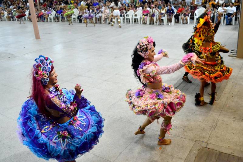 Hoje é um dia especial para a comunidade LGBT no Arraial de Todos os Santos 2018 no Centur, sede da Fundação Cultural do Pará (FCP). Às 21h desta quarta-feira, 27 de Junho, será realizado o já tradicional concurso Miss Caipira MIX 2018, uma disputa de Misses voltada para Travestis, Drag Queens e Mulheres Trans. Serão mais de 40 apresentações, sendo um dos pontos altos do arraial, para fechar a noite com muitas cores e purpurina. O concurso tem o mesmo formato e critérios de avaliação que o das outras misses, como coreografia e figurino por exemplo. Stefane Sampaio, Miss MIX 2017, se apresentou pela primeira vez ano passado e já saiu vitoriosa. “Chegar assim e ganhar, mesmo tendo pessoas com mais de oito anos de concurso foi muito bom”, disse ela. Para Stefane, isso se dá pela sua formação em Balé Clássico. “Sou dançarina e isso fez a diferença entre as outras, acredito”. Na foto, apresentação do concurso Miss Caipira Mix 2017.
FOTO: ARQUIVO / ASCOM FCP
DATA: 24.06.2017
BELÉM - PARÁ <div class='credito_fotos'>Foto: ASCOM FCP | <a href='/midias/2018/originais/81bebb94-41ac-4eb1-8f40-4e556798492c.jpg' download><i class='fa-solid fa-download'></i> Download</a></div>
