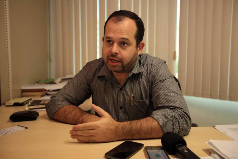 Os Encontros Estaduais de Educação Profissional e Tecnológica serão iniciados na terça-feira (24) na região Lago de Tucuruí, no sudeste paraense. Promovidos pela Secretaria de Estado de Ciência, Tecnologia e Educação Profissional e Tecnológica (Sectet), os eventos serão realizados nas 12 regiões de Integração do Pará. O objetivo é promover, de forma conjunta e articulada, uma discussão sobre a execução do Programa Pará Profissional, como exercício e experiência de política pública de educação profissional e tecnológica para o desenvolvimento inter-regional, inclusão produtiva e oportunidades para o mundo do trabalho. Na foto, Luís Blasques, diretor de Educação Profissional e Tecnológica da Sectet.
FOTO: CARLOS SODRÉ / AG. PARÁ
DATA: 02.03.2018
BELÉM - PARÁ <div class='credito_fotos'>Foto: CARLOS SODRÉ / AG. PARÁ | <a href='/midias/2018/originais/81c0ef13-317e-4415-9b16-fefc49844f34.jpg' download><i class='fa-solid fa-download'></i> Download</a></div>