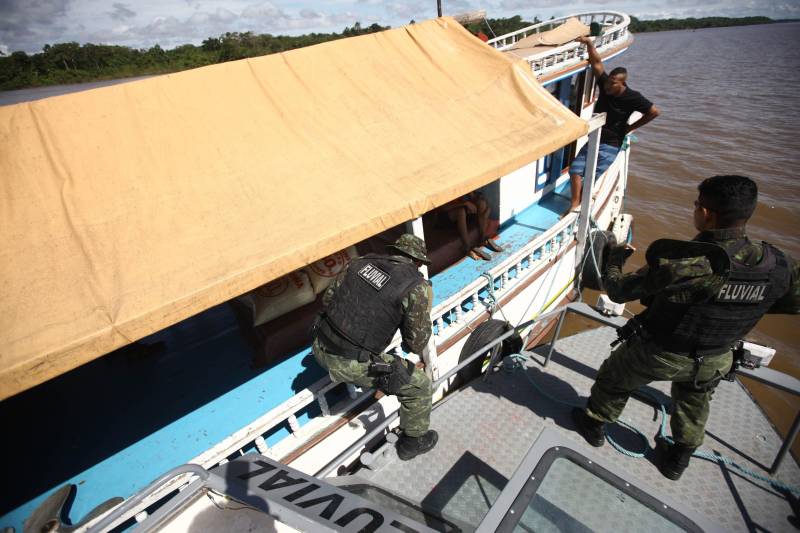 Lancha da Companhia de Policiamento Fluvial em plena baia do Guajará, próximo a capital Belém. Este é um procedimento de rotina do Grupamento Fluvial que realiza o policiamento ostensivo nos rios do Estado e atende comunidades ribeirinhas através de projetos sociais. Já o marítimo Alex Moraes, 38 anos, proprietário da embarcação “Tucano do Marajó” (foto) que transporta açaí entre o interior do amazonas, Amapá e Ponta de Pedras, este último no Marajó, diz que tem medo pois tem que transportar valores para sua compras
FOTO: MARCELO LELIS / AG. PARÁ
DATA: 27.04.2018
BELÉM - PARÁ <div class='credito_fotos'>Foto: Marcelo Lelis / Ag. Pará | <a href='/midias/2018/originais/81c4e687-fc39-459d-8b35-e46f1e5d720d.jpg' download><i class='fa-solid fa-download'></i> Download</a></div>