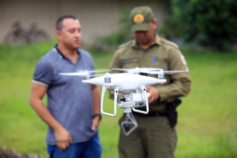 A Polícia Militar iniciou na manhã desta quarta-feira, 16, na sede do Comando Geral, em Icoaraci, o processo de habilitação ao 1º Curso de Operador de Aeronaves Remotamente Pilotadas (RPA - Remotely Piloted Aircraft), conhecidos popularmente como drones (foto), oferecido pela PM do Pará. Vinte candidatos participaram das avaliações psicológica e técnica. Na quinta-feira, 17, a previsão é de que os 23 inscritos sejam submetidos aos testes de aptidão. O resultado final das avaliações será divulgado até a próxima sexta-feira, 18. Os habilitados estarão credenciados a participar do curso previsto para o período de 21 a 25 deste mês. Na programação de hoje foram formados dois grupos, avaliados pela equipe do Centro Integrado de Psicologia e Assistência Social (Cipas). Em seguida os candidatos foram à parte prática, coordenado operacionalmente pelo cabo Antônio Donato, da Assessoria de Comunicação da PM.
FOTO: MÁCIO FERREIRA / AG. PARÁ
DATA: 16.05.2018
BELÉM - PARÁ <div class='credito_fotos'>Foto: MÁCIO FERREIRA/ AG. PARÁ | <a href='/midias/2018/originais/81cc0ceb-e641-4695-9c29-1be016ca3a63.jpg' download><i class='fa-solid fa-download'></i> Download</a></div>