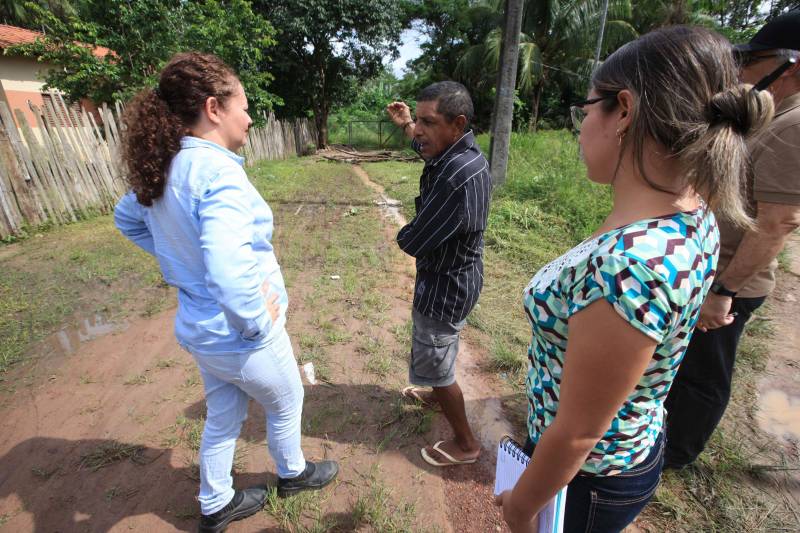 As ações do governo do Estado são imediatas no município de Barcarena, mais especificamente nas comunidades Bom Futuro e Vila Nova, localizadas na área das bacias de rejeitos da Hydro. A primeira medida é a coleta da água dos poços artesianos, para verificar se está própria para o consumo humano. Nesta sexta-feira (23), técnicos do Laboratório Central do Estado (Lacen) começaram o trabalho, que faz parte do conjunto de ações do grupo de trabalho montado pelo governo depois que o Instituto Evandro Chagas confirmou a contaminação da área. Na foto, o morador Luiz Gonzaga (camisa preta).
FOTO: MÁCIO FERREIRA / AG. PARÁ
DATA: 23.02.2018
BARCARENA - PARÁ <div class='credito_fotos'>Foto: MÁCIO FERREIRA/ AG. PARÁ | <a href='/midias/2018/originais/81d03d6c-f99b-47d6-872b-efcb331a1156.jpg' download><i class='fa-solid fa-download'></i> Download</a></div>
