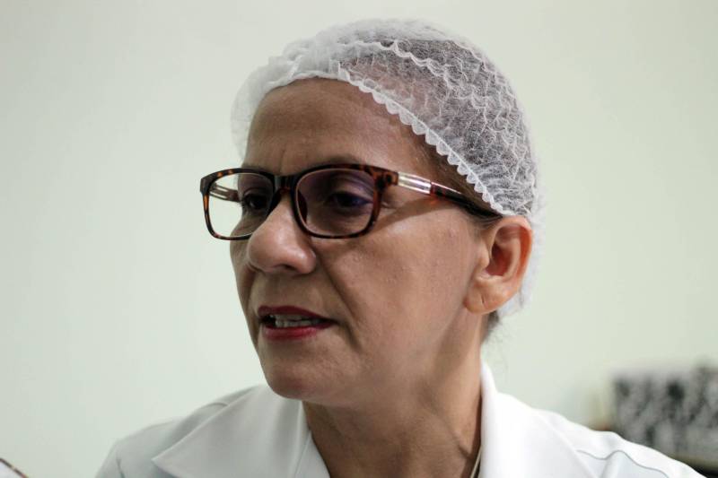 A coleta de material genético para a formação de um banco nacional de dados, afim de desvendar crimes cometidos por condenados da Justiça em todo o país, esta sendo possível através de uma parceria formada entre a Superintendência do Sistema Penitenciário do Estado do Pará (Susipe) e o Centro de Perícia Científica (CPC) Renato Chaves, que ontem (11), concluíram a primeira etapa da coleta de material biológico dos presos custodiados na Central de Triagem Metropolitana II (CTM II), localizada em Ananindeua. Na foto, à perita e gerente do laboratório de Exames Físico, Químicos e Biológicos - DNA do Centro de Perícia Científica (CPC) Renato Chaves, Elzemar Rodrigues.

FOTO: VELOSO JÚNIOR / ASCOM SUSIPE
DATA: 12.12.2018
BELÉM - PÁRÁ <div class='credito_fotos'>Foto: Veloso Junior / Ascom Susipe   |   <a href='/midias/2018/originais/81df7de1-3635-48e4-8d72-ed3244dc43ef.jpg' download><i class='fa-solid fa-download'></i> Download</a></div>