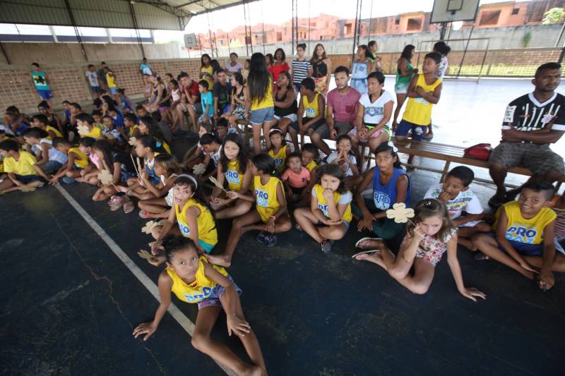 À tarde, os polos do Pro Paz nos Bairros, do Instituto de Ensino de Segurança do Pará (Iesp) e da Universidade Federal do Pará (UFPA) promoveram palestras para as crianças e seus familiares, dentro da programação alusiva ao “Dia da família no polo”, na qual famílias e alunos se reúnem para confraternizar, debater o tema e participar das apresentações de dança. "Hoje realizamos uma roda de conversa sobre abuso e exploração sexual contra crianças e adolescentes. Tanto para os pais, para que fiquem atentos aos sinais e reforcem a atenção, pois grande parte da violência ocorre dentro de casa, quanto para empoderar essas crianças, para que elas saibam diferenciar o contato com os adultos. Se ocorrer, que elas possam denunciar, que elas percebam que têm voz e apoio de profissionais que, constantemente, estão na luta da defesa dos seus direitos", disse a assistente social Joyce Cardoso, responsável pela palestra no Polo UFPA.
FOTO: CARLOS SODRÉ / AG. PARÁ
DATA: 18.05.2018
BELÉM - PARÁ <div class='credito_fotos'>Foto: Agência Pará | <a href='/midias/2018/originais/81e25e63-34d2-4fe3-ad48-3e1fb584ecbd.jpg' download><i class='fa-solid fa-download'></i> Download</a></div>