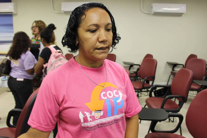 Alunos do curso de “Técnicas de gestão de resíduos sólidos” e de “Boas práticas higiênico sanitárias dos alimentos” foram certificados pelo Programa Pará Profissional. Ao todo, 32 concluintes estiveram presentes na cerimônia, que ocorreu no auditório da Casa Civil, na quinta-feira (28). O Programa Pará Profissional é um dos instrumentos utilizados no combate à desigualdade inter-regional no Estado, por meio da qualificação profissional da mão de obra local. Coordenado pela Secretaria de Estado de Ciência, Tecnologia e Educação Profissional e Tecnológica (Sectet), o programa é amparado pela Lei 8.427, de 16 de novembro de 2016. As ofertas de cursos são feitas de acordo com as demandas vindas dos setores produtivos de cada região do estado, mediante oficinas, reuniões e solicitações diretas das prefeituras. Na foto, Nádia da Luz, de 37 anos, é representante do Movimento Nacional do Catadores de Materias Recicláveis (MNCR), e integrante da cooperativa Visão Pioneira de Icoraci, que existe à 7 anos.
FOTO: ERIKA TORRES / ASCOM NAC
DATA: 01.03.2018
BELÉM - PARÁ <div class='credito_fotos'>Foto: ERIKA TORRES / ASCOM NAC | <a href='/midias/2018/originais/81e69419-6982-4f9d-8ff1-736ef451c067.jpg' download><i class='fa-solid fa-download'></i> Download</a></div>