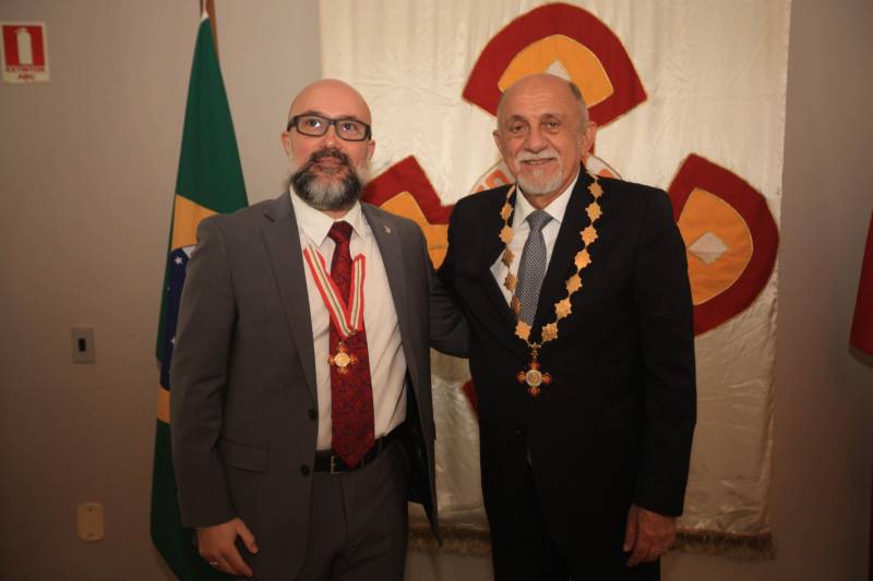 O Governo do Estado do Pará concedeu hoje 230 comendas do Mérito Grão-Pará (foto), a mais alta do Estado, a autoridades e servidores que se destacaram nos últimos oito anos de serviços prestados à população. “O ciclo que encerramos hoje não encerra nossa missão de servir ao público, porque uma vez servidores públicos, trabalhando em benefício da população, nunca mais deixamos de sê-lo, pois essa missão fica gravada em nossos corações”, disse o governador Simão Jatene aos agraciados. O governador entregou, pessoalmente, uma a uma as condecorações.  Das 230 medalhas, 14 foram no grau de Grande Oficial, 60 no grau de Comendador, 8 no grau de Oficial e 11 no grau de Cavaleiro aos servidores civis. Entre os militares, 4 receberam no grau de Comendador, 38 de Oficial e 109 no grau de Cavaleiro.

FOTO: CRISTINO MARTINS / AG. PARÁ
DATA: 31.12.2018
BELÉM - PARÁ <div class='credito_fotos'>Foto: Cristino Martins/Ag. Pará   |   <a href='/midias/2018/originais/81ed99a6-b881-4847-afb0-f4e12004db6c.jpg' download><i class='fa-solid fa-download'></i> Download</a></div>