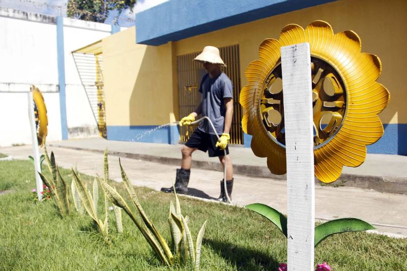 As 14 unidades socioeducativas do Pará promovem a partir desta semana o IV Recreio de Verão Socioeducativo (foto), uma iniciativa que reúne atividades de arte, cultura, esporte e lazer para adolescentes e jovens em privação de liberdade, potencializando as atividades pedagógicas no mês de julho, durante o recesso escolar. Em Marabá, no sudeste paraense, arte-educadores e servidores do Centro de Internação do Adolescente Masculino (Ciam-Marabá) realizam uma série de atividades e oficinas desde esta terça-feira (10). Entre essas atividades estão jogos de futebol, futsal e vôlei, além de oficina de pipa e pintura, artesanato, ações socioambientais, teatro e panificação. A coordenadora do complexo esportivo e cultural Apoena, Marta Santos, informou que as oficinas realizadas na unidade de Marabá são uma extensão das atividades já realizadas nas unidades de Belém, com iniciativas que fortaleçam o processo de ressocialização dos jovens assistidos. “Aqui, em Marabá, estamos potencializando as atividades ao longo da semana, culminando com uma apresentação especial na sexta-feira (13), fruto das atividades realizadas ao longo da semana. Contamos com 57 adolescentes, e atividades sendo realizadas ao longo de todo o mês, um trabalho que eles gostam e se identificam”, afirmou a coordenadora.
FOTO: FRANKLIN SALVADOR / ASCOM FASEPA
DATA: 10.07.2018
BELÉM - PARÁ <div class='credito_fotos'>Foto: FRANKLIN SALVADOR / ASCOM FASEPA | <a href='/midias/2018/originais/81edd674-c961-4aa7-9edd-7d43e214d214.jpg' download><i class='fa-solid fa-download'></i> Download</a></div>