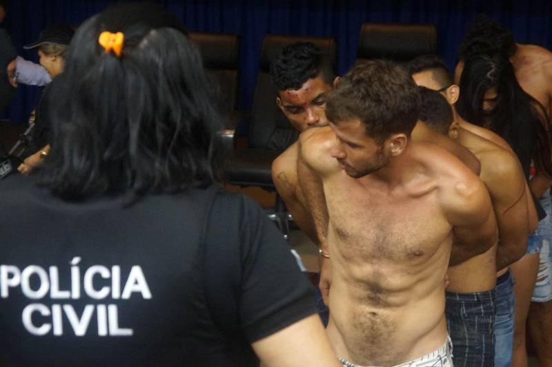 Policiais civis prenderam nesta terça-feira (5) um grupo acusado de roubos de veículos em Belém. As prisões foram realizadas em Marituba, município da Região Metropolitana, por policiais da Delegacia de Repressão a Furtos e Roubos de Veículos Automotores (DRFVA), vinculada à Divisão de Repressão ao Crime Organizado (DRCO).
FOTO: ASCOM / POLÍCIA CIVIL
DATA: 05.06.2018
BELÉM - PARÁ <div class='credito_fotos'>Foto: Ascom Polícia Civil | <a href='/midias/2018/originais/81f63d95-6885-4fe1-9ee2-d6783ac421db.jpg' download><i class='fa-solid fa-download'></i> Download</a></div>